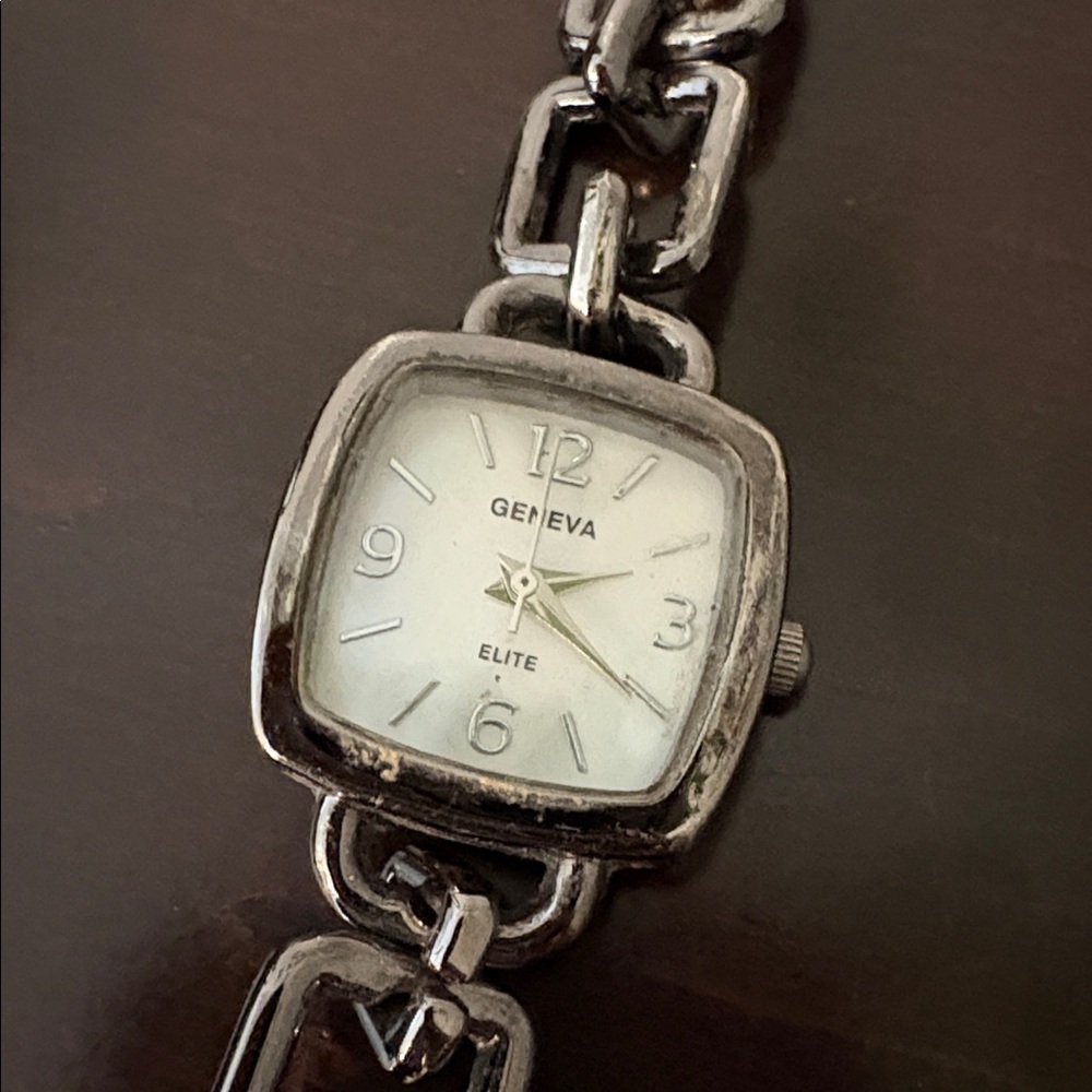 Lot of 5 old watches - need batteries - Picture 6 of 9